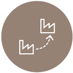 Werks- und Produktionsverlagerung Icon - Eine Fabrik ist durch einen gestrichelten Pfeil mit einer zweiten Fabrik verbunden